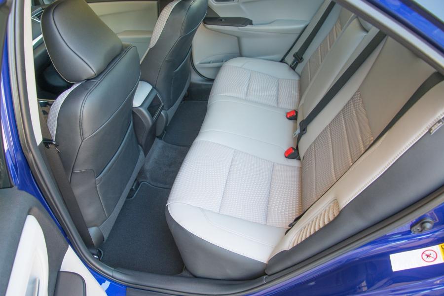  Toyota Camry Hybrid 2015 года  (US) (фото 19 из 28)